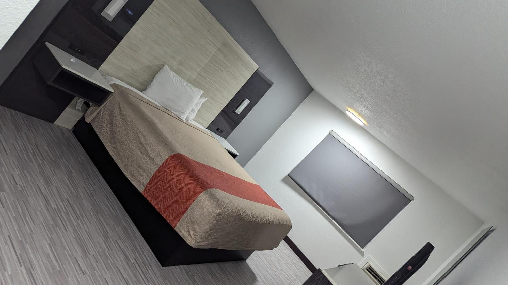Evergreen & (adults Only) Motel